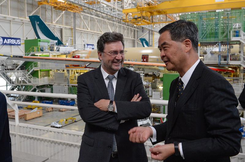 The Chief Executive, Mr C Y Leung, visited Airbus in Toulouse, France, today (June 7, Toulouse time). Picture shows Mr Leung (right) exchanging views with the Senior Vice-President, Head of A350 XWB Programme of Airbus, Mr Patrick Piedrafita.